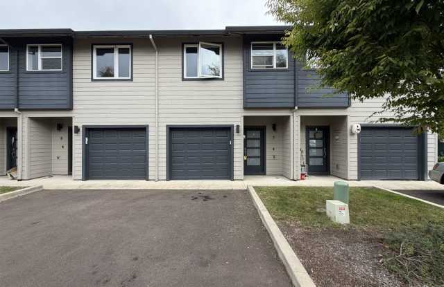 Stylish 3 Bedroom Rental with Center Island, Spacious Primary Suite, Upstairs Laundry & Garage Gallery 1