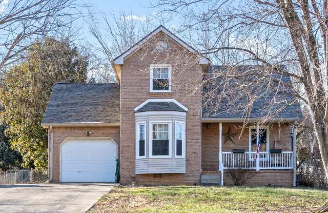 LARGE FENCED IN YARD!!! photos photos
