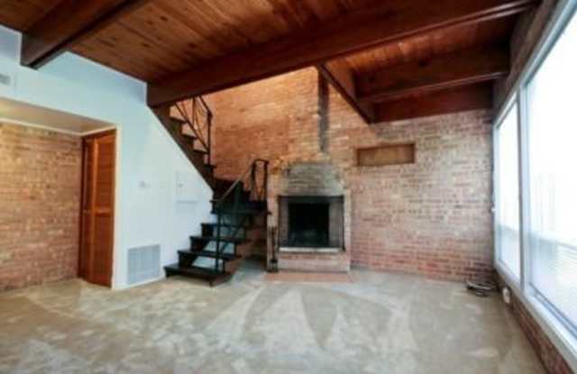 532-34 W. Grant Place Gallery 3
