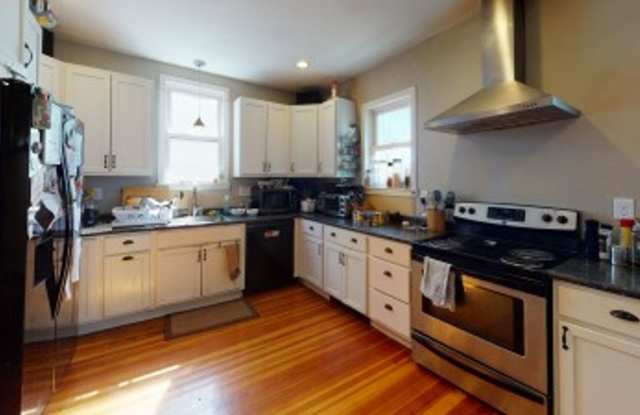 Spacious 5BR Single-Family Home Near Boston College with Outdoor Space Gallery 4