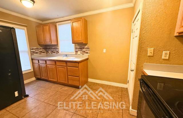 Charming 2 Bedroom Home with Hardwood Floors Gallery 4