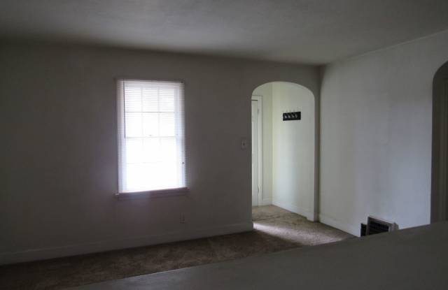 Central/East 2 Bed House w/ Garage Gallery 4