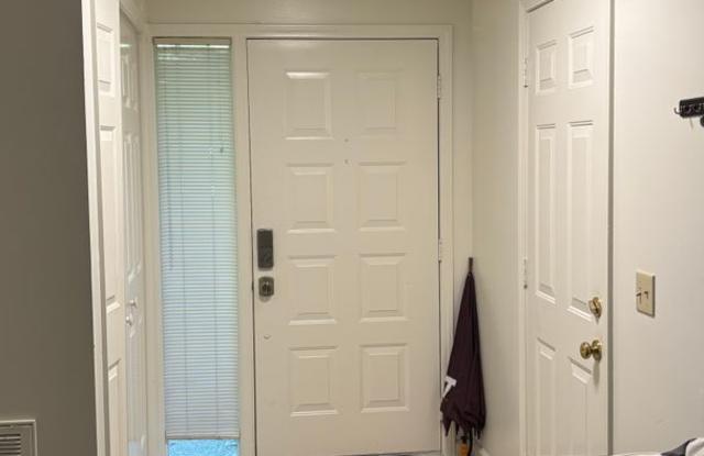 Excellent Town Home Close To Downtown With A Garage Gallery 3