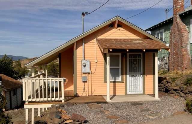 1 Bedroom, 1 Bath with Mountain Veiws - 321 Grant Street, Klamath Falls, OR 97601