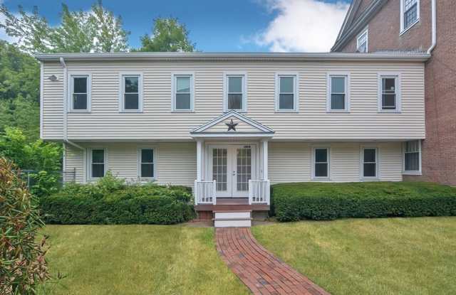 Spacious 3-Bedroom Rental with Private Balcony & River Views – Uxbridge, MA Gallery 1