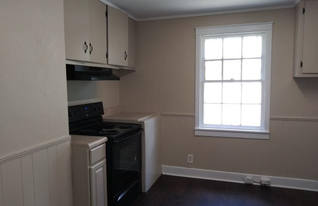 Take a look at this charming 2-bedroom, 1-bath home in desirable Southeast Decatur! Gallery 3