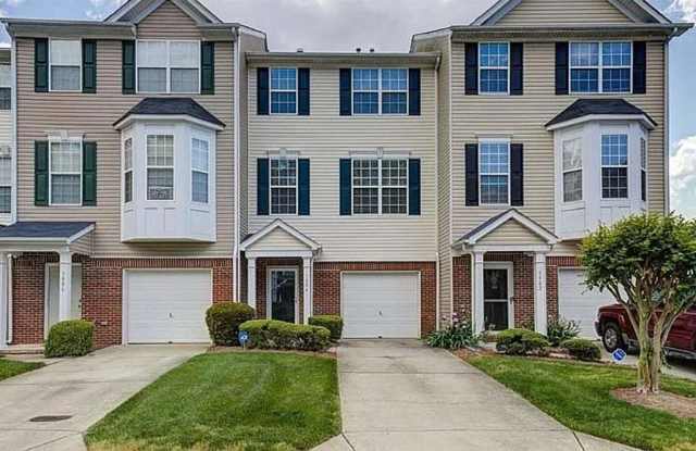 Beautiful 3 bedroom, 3 1/2 bathroom townhome in Tarrant Trace photos photos