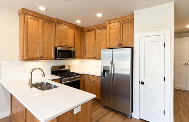 Stylish 3BR/2.5BA Townhome Near Downtown Edmond Gallery 3