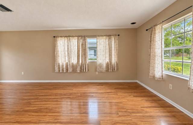 Englewood Park 3 bedroom, 2 bath available now! Gallery 3
