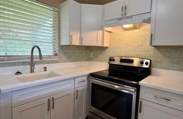 2/1/1 in Stuart--Beautiful kitchen & fenced yard! Gallery 4