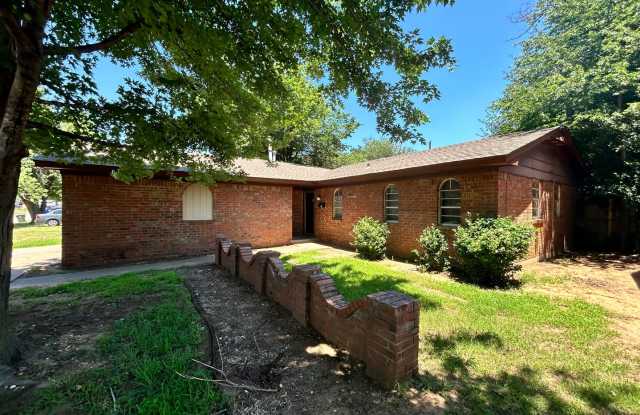 Large 3 Bedroom 1.5 Bathrooms***GARAGE CONVERSION IS 2 BONUS ROOMS*** in MWC * Available NOW (Post & Reno Major Cross Streets) Gallery 1