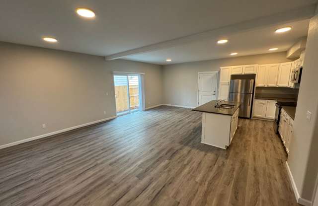 4 Bed / 2.5 Bath Duplex! $250 Amazon Gift Card! *FIRST MONTH'S RENT IS FREE!* Gallery 3