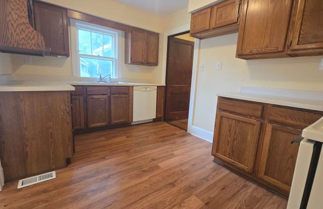 2 Bedroom House with Hardwood Floors Gallery 1