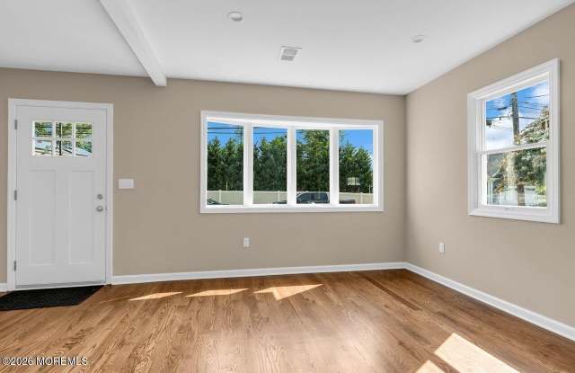 18 Maple Avenue Gallery 4