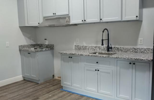 Remodeled 2/1 duplex with carport Gallery 4