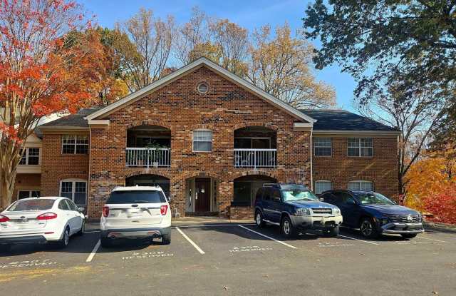 Bright and Cozy 1 Bed 1 Bath Condo In With Balcony In Vibrant Burke Cove - 5823 Cove Landing Road, Burke Centre, VA 22015