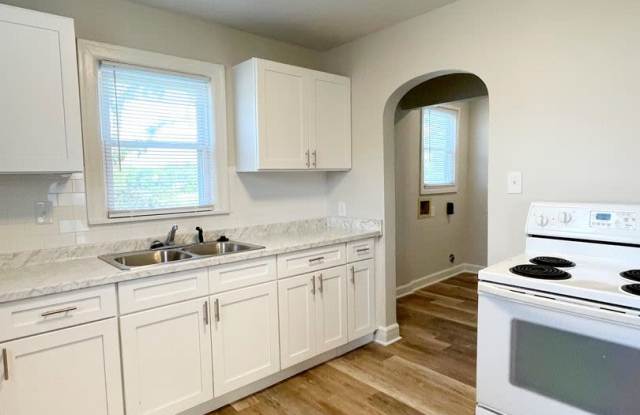 2 Living Area's  2 Car Garage - Near MSU, OTC W/ Silver Springs Park in Your Back Yard photos photos