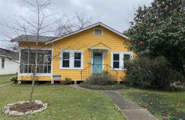 Inviting 2 Bed 1 Bath Home Gallery 1