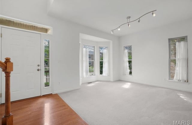 520 Queens Court Place Gallery 4