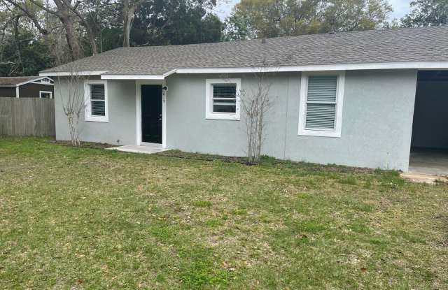 Eustis 2 Bed 2 Bath Home w/ Den - 415 East Atwater Avenue, Eustis, FL 32726