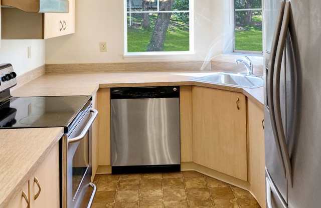 Quaint 1bed/1bath in Mukilteo $500.00 OFF First Month Rent - 5300 Harbour Pointe Boulevard, Mukilteo, WA 98275