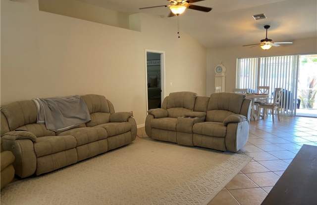 510 SW 28th Place Gallery 3