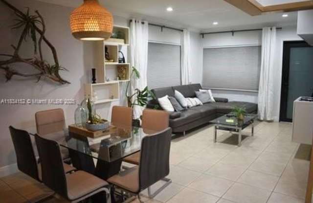 650 E 10th Ave - 650 East 10th Avenue, Hialeah, FL 33010