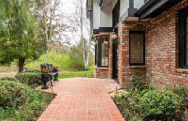515 Lone Oak Drive Gallery 4