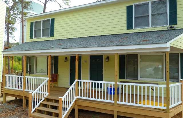 Inviting, updated 4br 3.5ba duplex w/ parking on Edwards St. Walk to Campus! Gallery 3