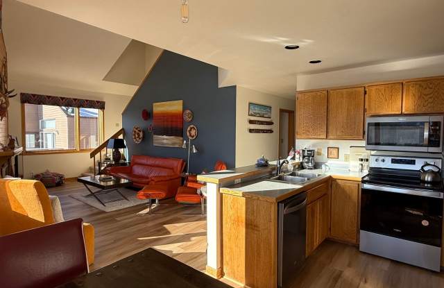 Light Bright 2 BDR plus Loft 3BATH Gallery 4