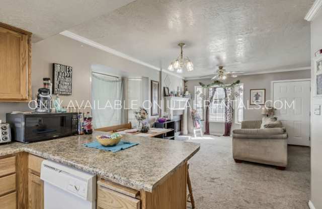 611 N 700 E photos photos