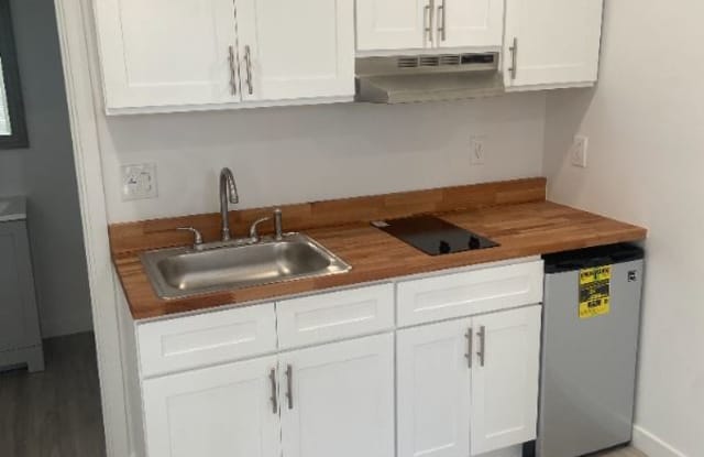 17 1/2 Ellis Street 17 1/2 - 17 East Ellis Street, Long Beach, CA 90805