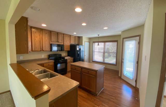 5137 Fairpoint Dr N Gallery 4