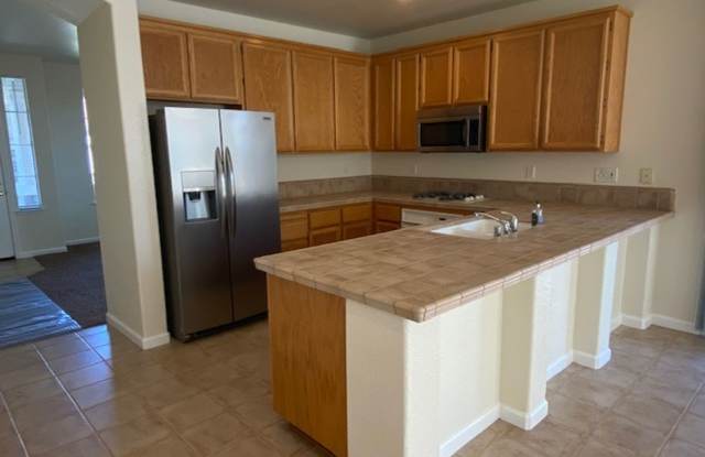 Available Sept 1st. Nice Roseville home with large yard! Gallery 4
