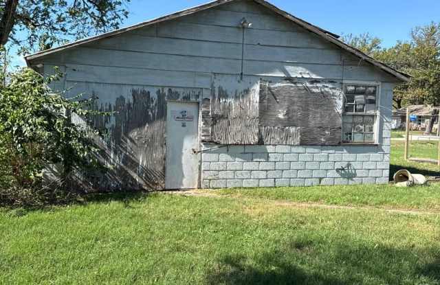 Charming 3 Bedroom Home with Detached Garage on Spacious Lot Gallery 4