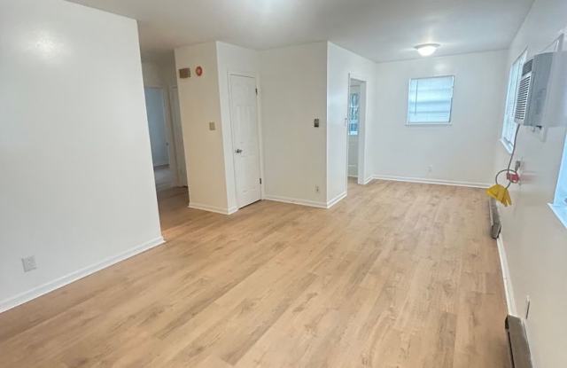 2 Bedroom Duplex Close to Downtown Durham Gallery 4