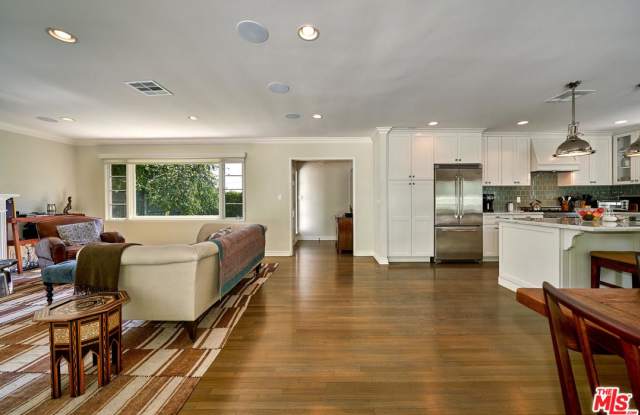 8871 ST IVES Drive Gallery 4