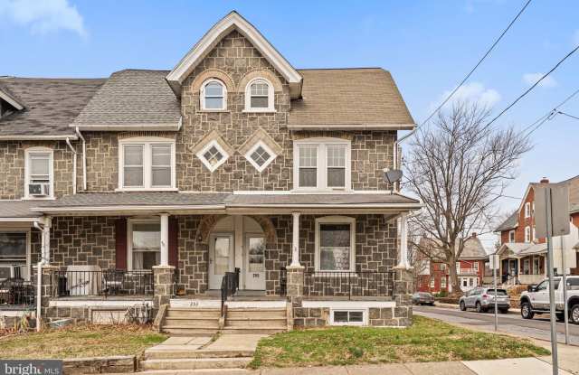 255 NOBLE Street unit: Apt B photos photos