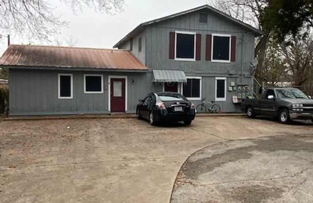 Bryan - 2 bedroom / 1 bath upstairs unit. - 224 Lynn Drive, Bryan, TX 77801