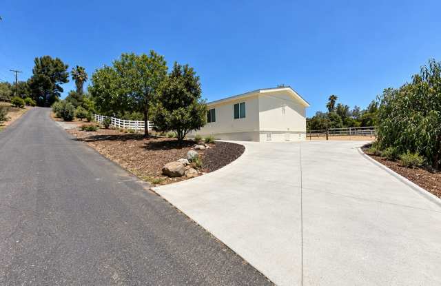 2605 1/2 Kauana Loa Drive Gallery 2