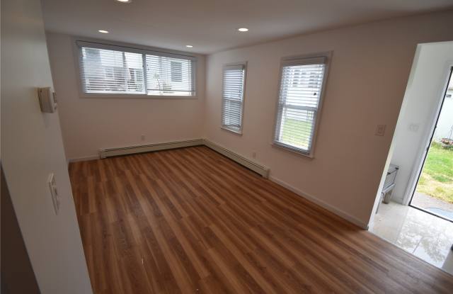 248 Oak Street Gallery 4
