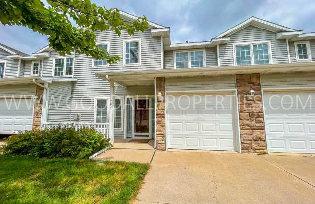 Wonderful 2 Bedroom, 2.5 bath Townhome in Des Moines - 2100 Meadow Chase Lane, Des Moines, IA 50320