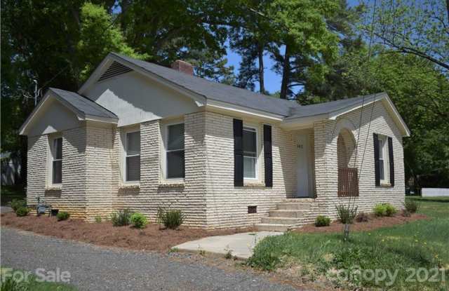 Charming 2-BR Brick Home with a Yard, and everything you need – Minutes from Downtown! photos photos