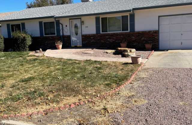 3 bedroom 1.5 bath with a Large Detached Garage - 720 Yarbrough Street, Cañon City, CO 81212