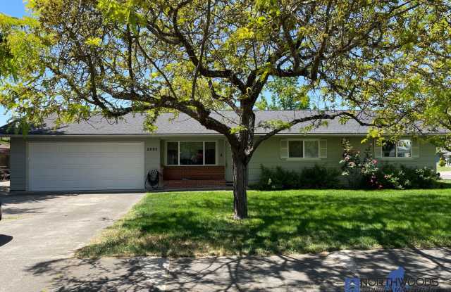 Very Nice 3 Bedroom 2 Bath Home with a Dettached Large Bonus Room w/Heating and Cooling - 2895 Hawaiian Avenue, Medford, OR 97504