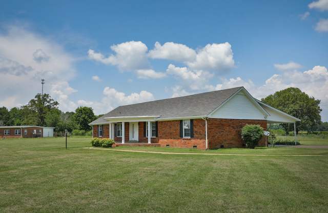 4 BD, 2 BA Charming Brick Home in Dresden! photos photos