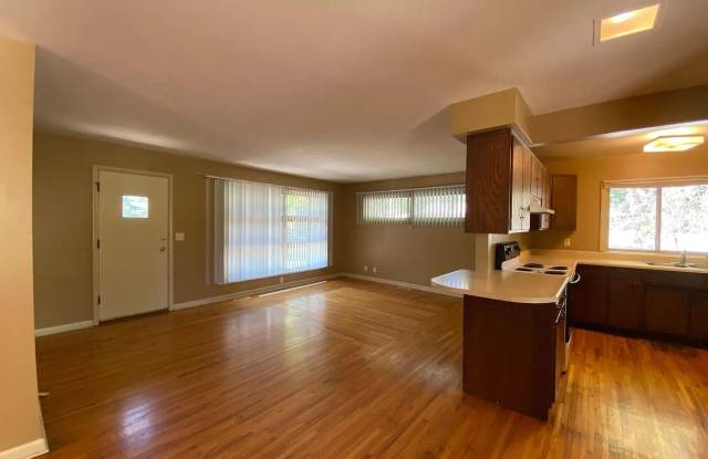 Inviting 3-Bedroom Home in Eastridge – Across from Taylor Park  Pool photos photos