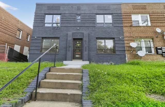 Charming 2 BR/1 BA Apartment in Congress Heights! photos photos
