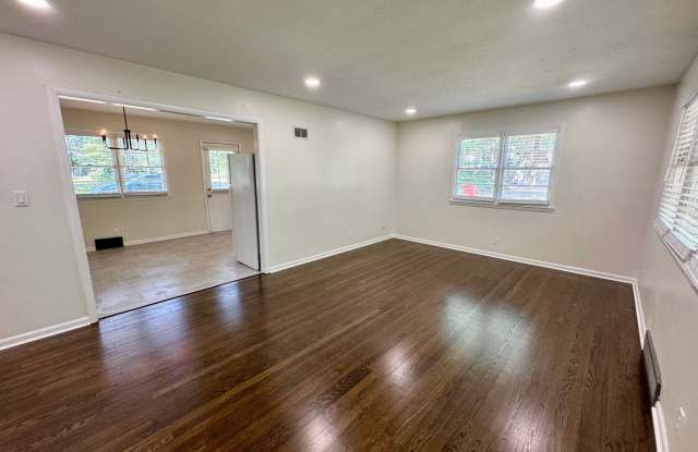 Fully Renovated Home Near Downtown Blue Springs Gallery 3