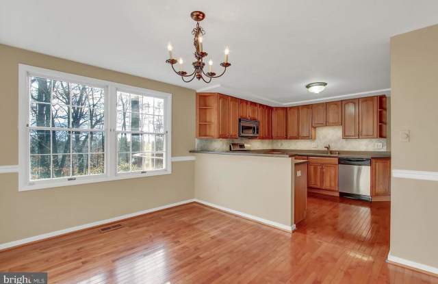 10879 SANDRINGHAM RD Gallery 4